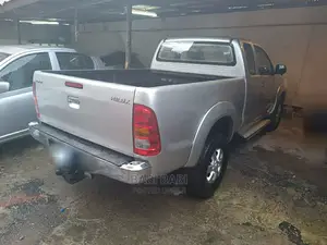 Toyota Hilux 2010 Gold