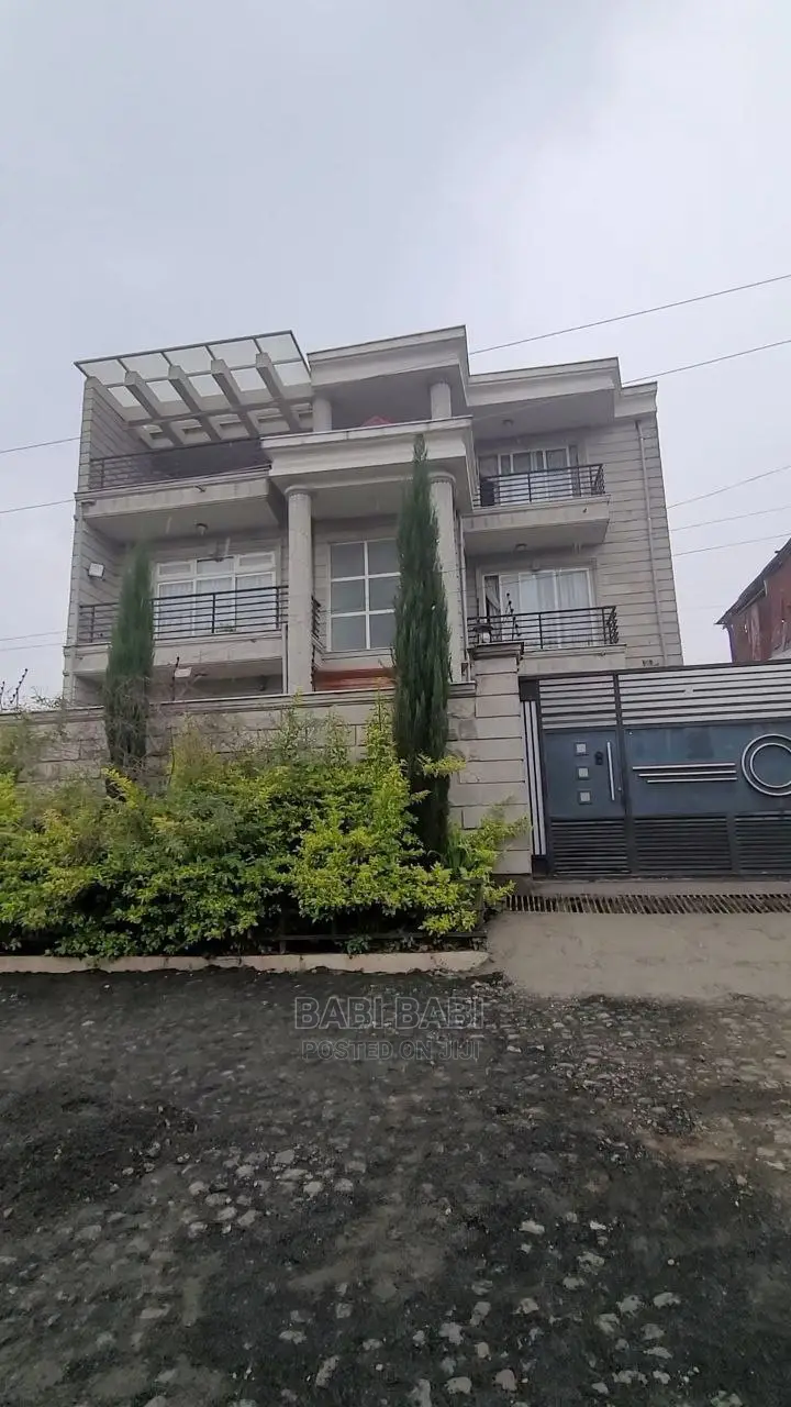 8bdrm House in Lafto Site for sale