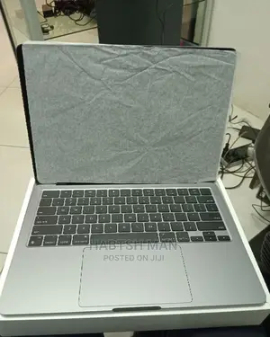 New Laptop Apple MacBook Air 2020 8GB Apple M2 SSD 256GB