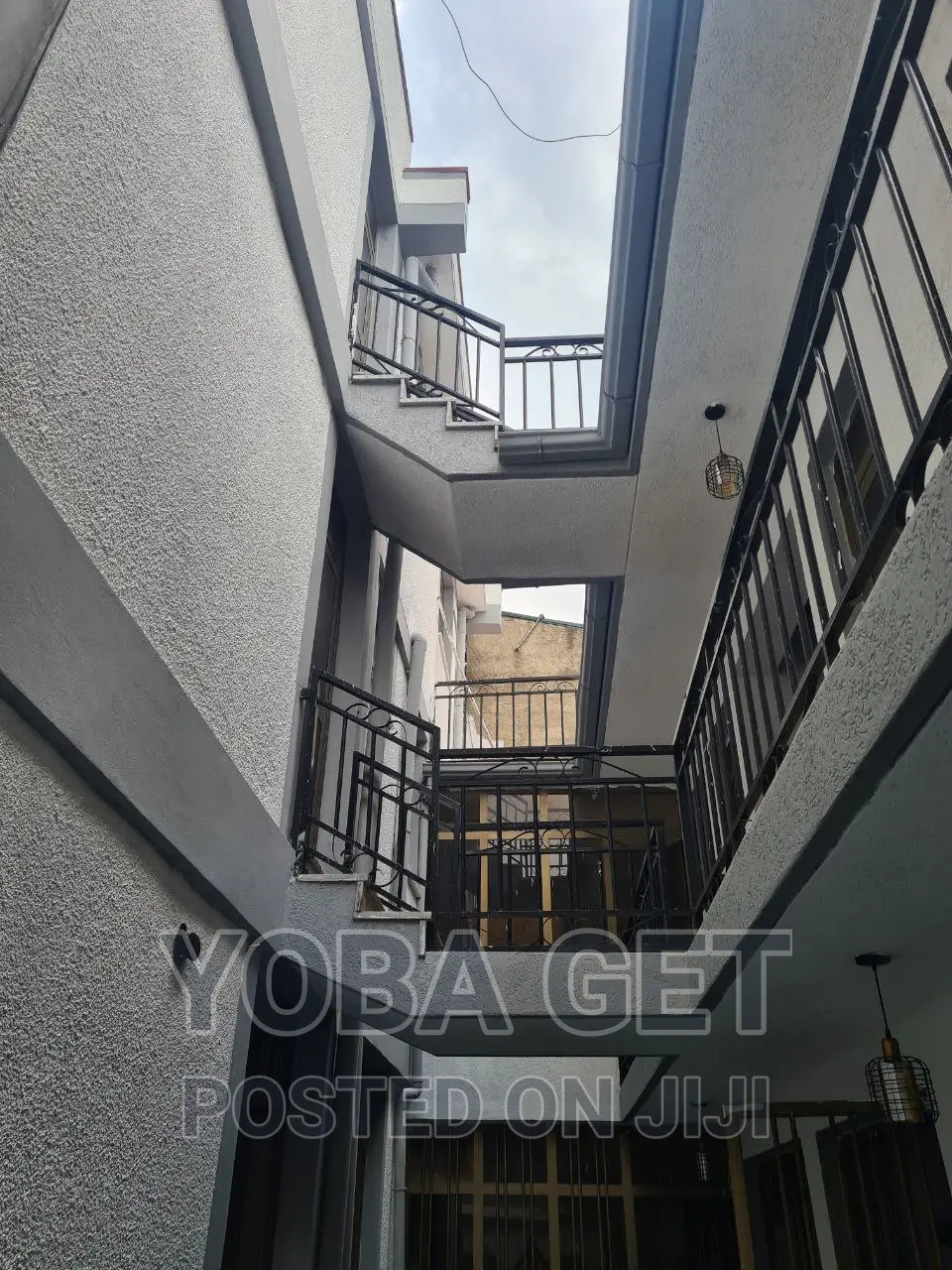 Furnished 9bdrm House in አስቸካይ የሚሸጥ ቤት, Bole for sale