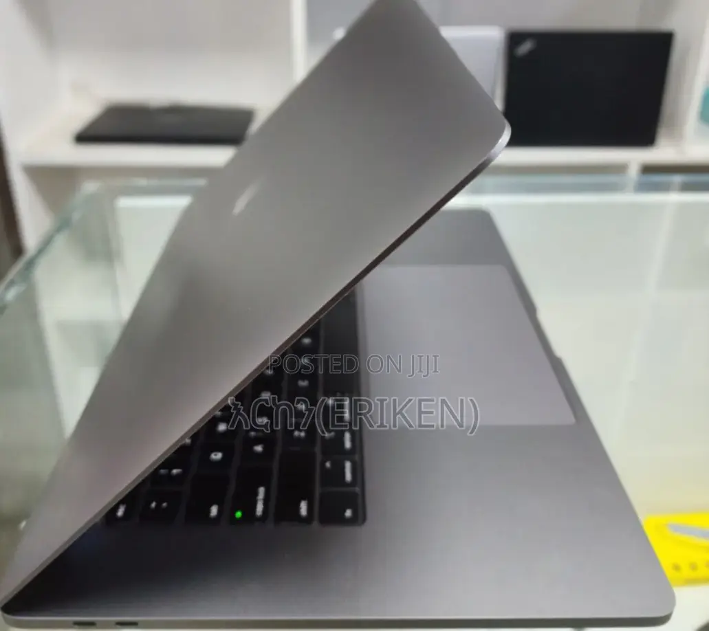 New Laptop Apple MacBook Pro 2017 16GB Intel Core I7 SSD 256GB