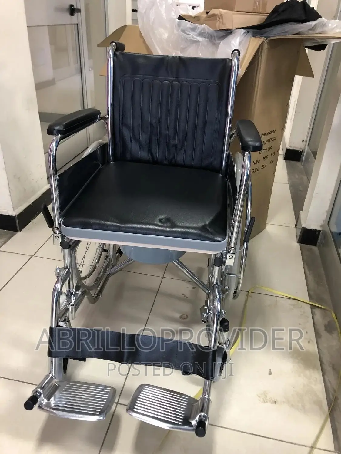 ሽንት መቀበያ ያላቸው ዌልቸሮች/ፖፖ ያለው Wheelchair/Wheelchair/Wheelchair