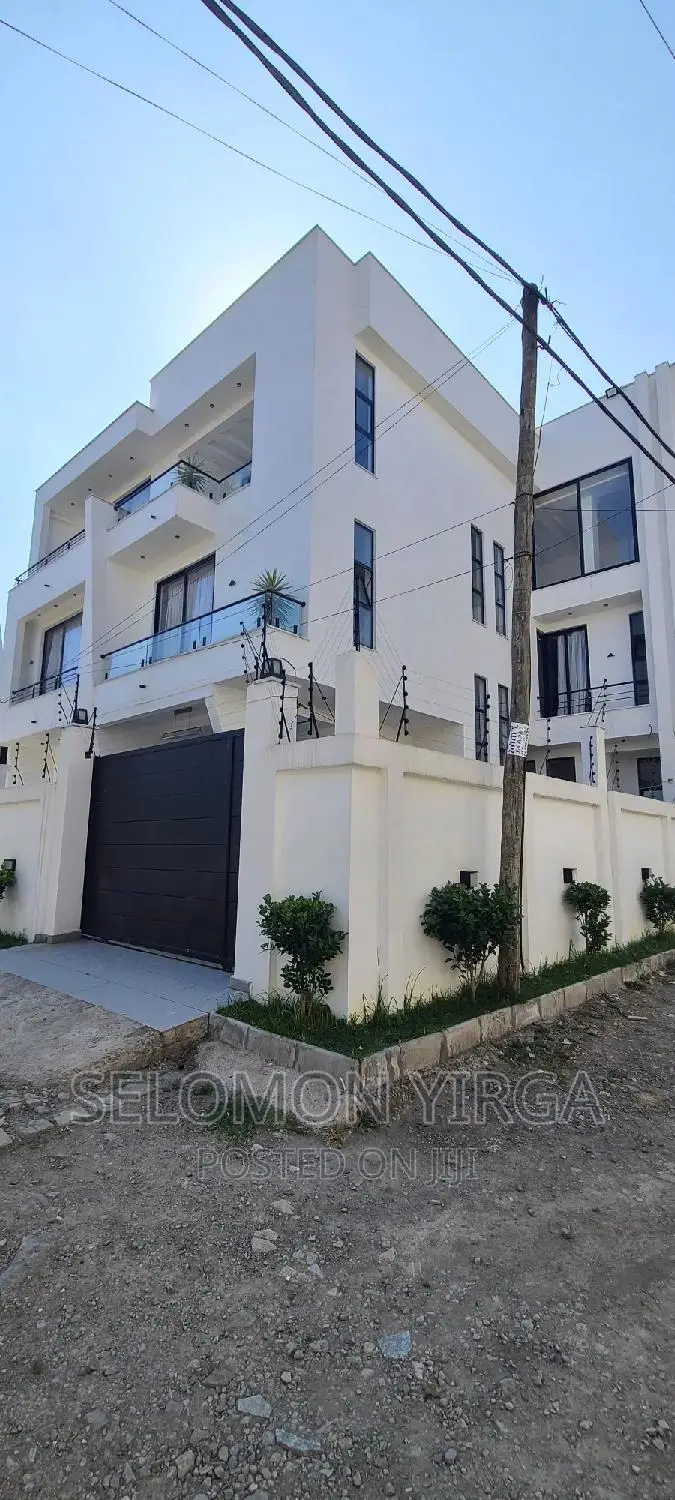 9bdrm House in ከድስ አበባ, Bole for sale