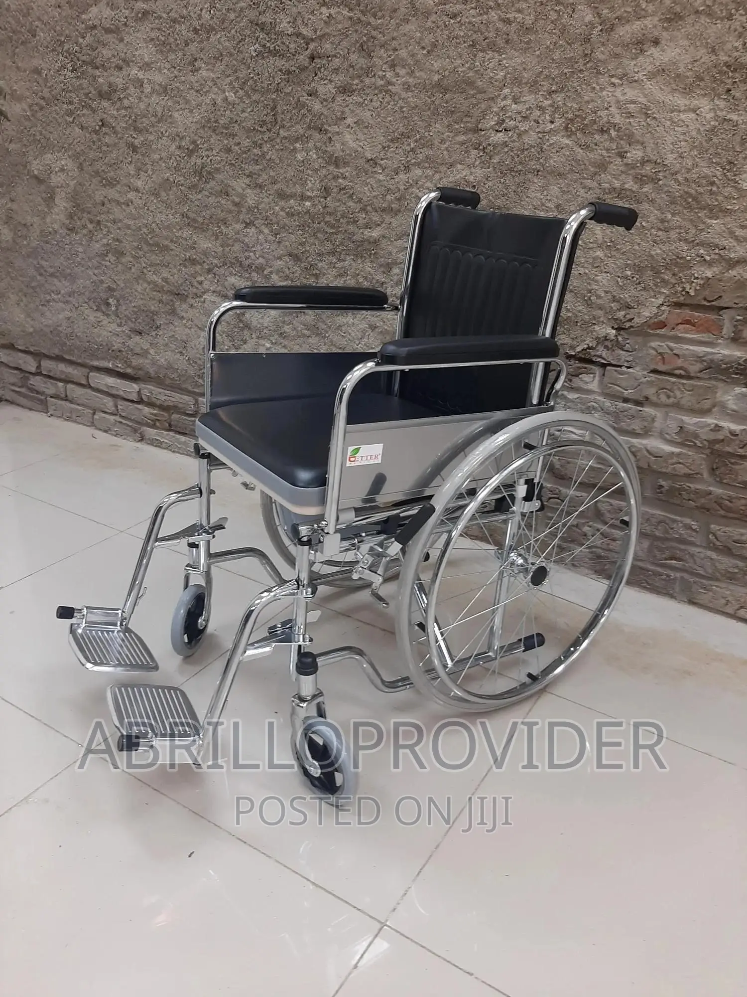 Commode Chair Has Wheels(Commode Wheelchair) to Allow Easy