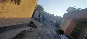 የሚሸጥ ዙሪያውን ሰርቢስ ቤት ያለው ቆንጆ ቦታ