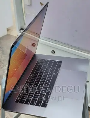 New Laptop Apple MacBook Pro 2017 16GB Intel Core I7 SSD 256GB