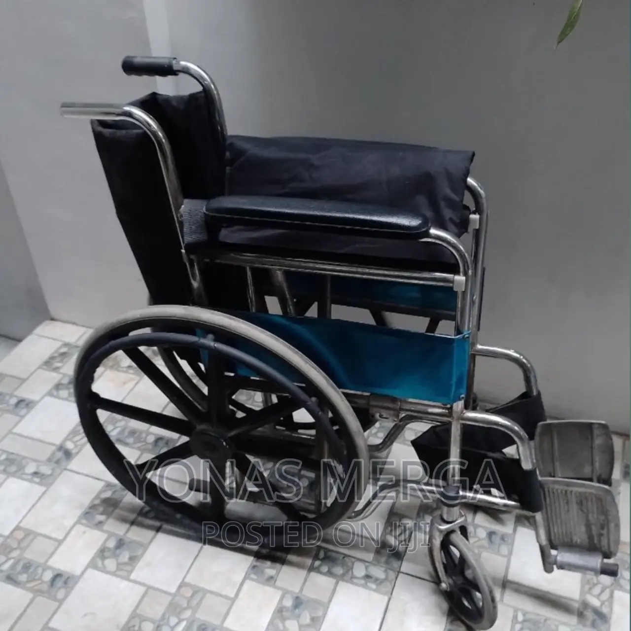 150 Kg Silver Manual Hospital Wheel Chair,4,Seat Height:47cm