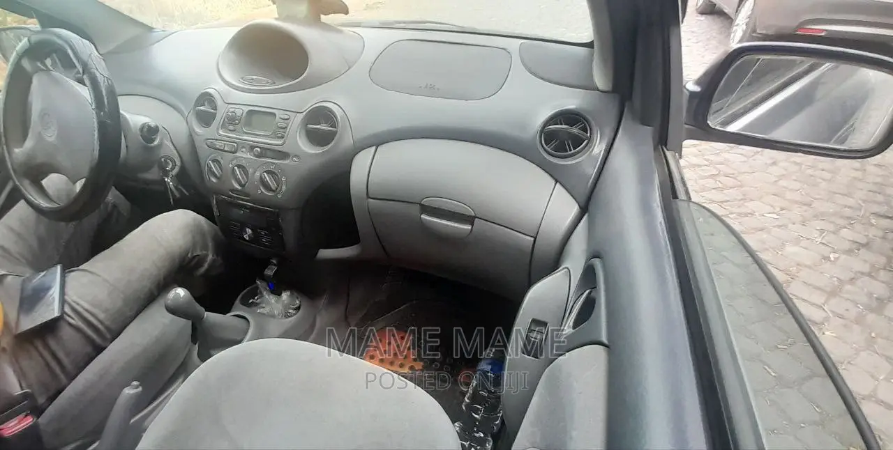 Toyota Vitz 2000 Silver