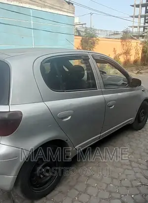 Toyota Vitz 2000 Silver