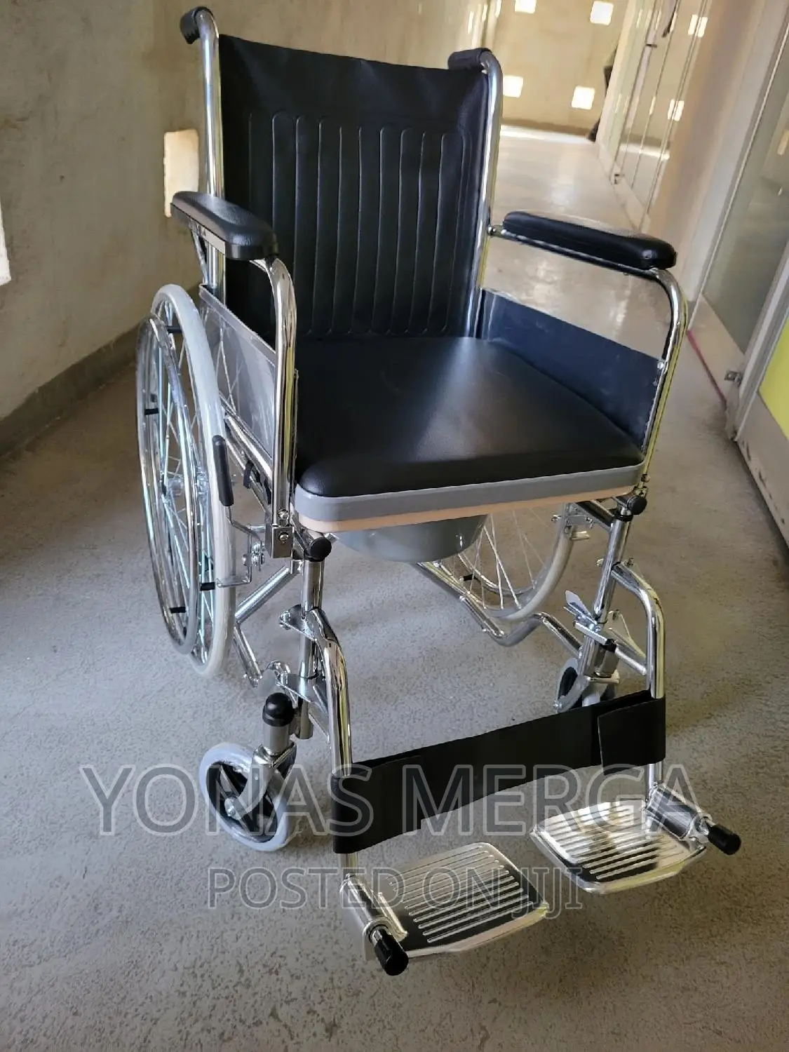 Wheelchair Commode Pu Seat, Solid Castors Importer-Unificare