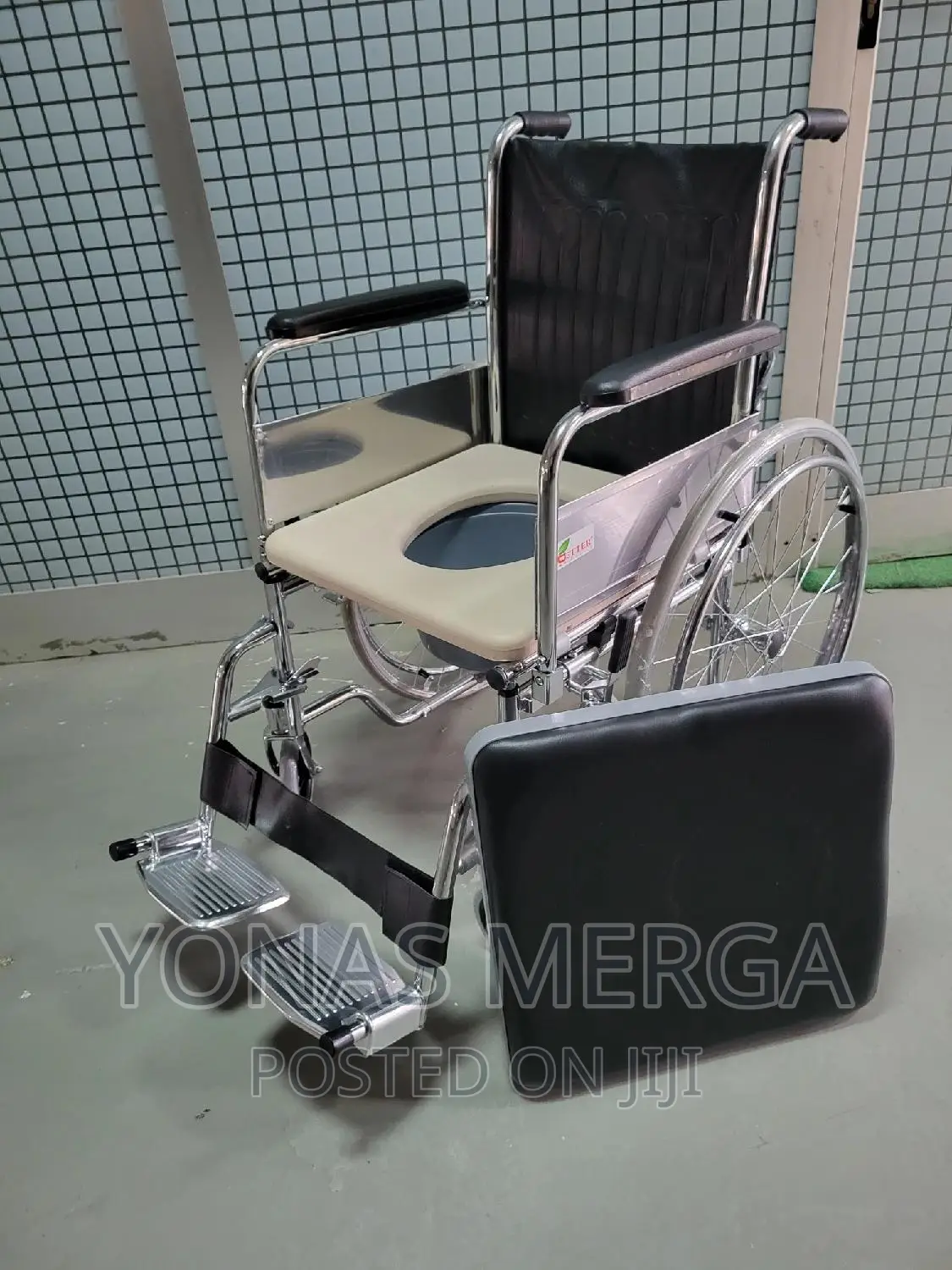Toilet Wheelchair Take Care of the Elderly, More at Ease