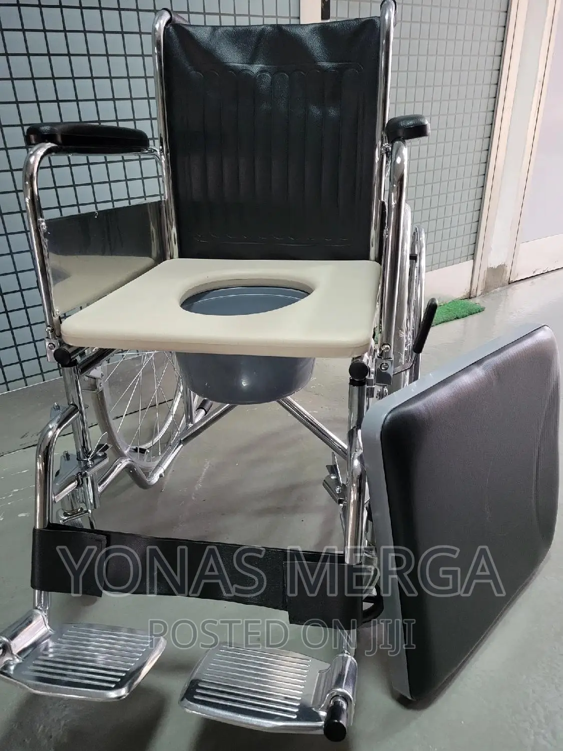 A Foldable Wheelchair Also Makes the Chair Easier