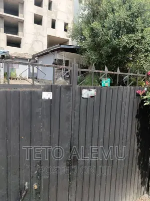 የሚሸጥ ቦታ መሪ ጊፍት ፈራሽ የድሮ ቪላ ያለበት