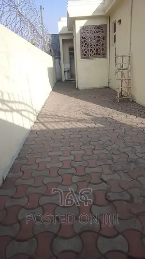 5bdrm House in የግል አያት አዲስ መንደር, Bole for sale
