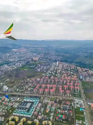 የሚሸጥ ቦታ ለገንቢዎች መገናኛ ሴንቸሪ ሞል አካባቢ ዋና አስፓልት ላይ