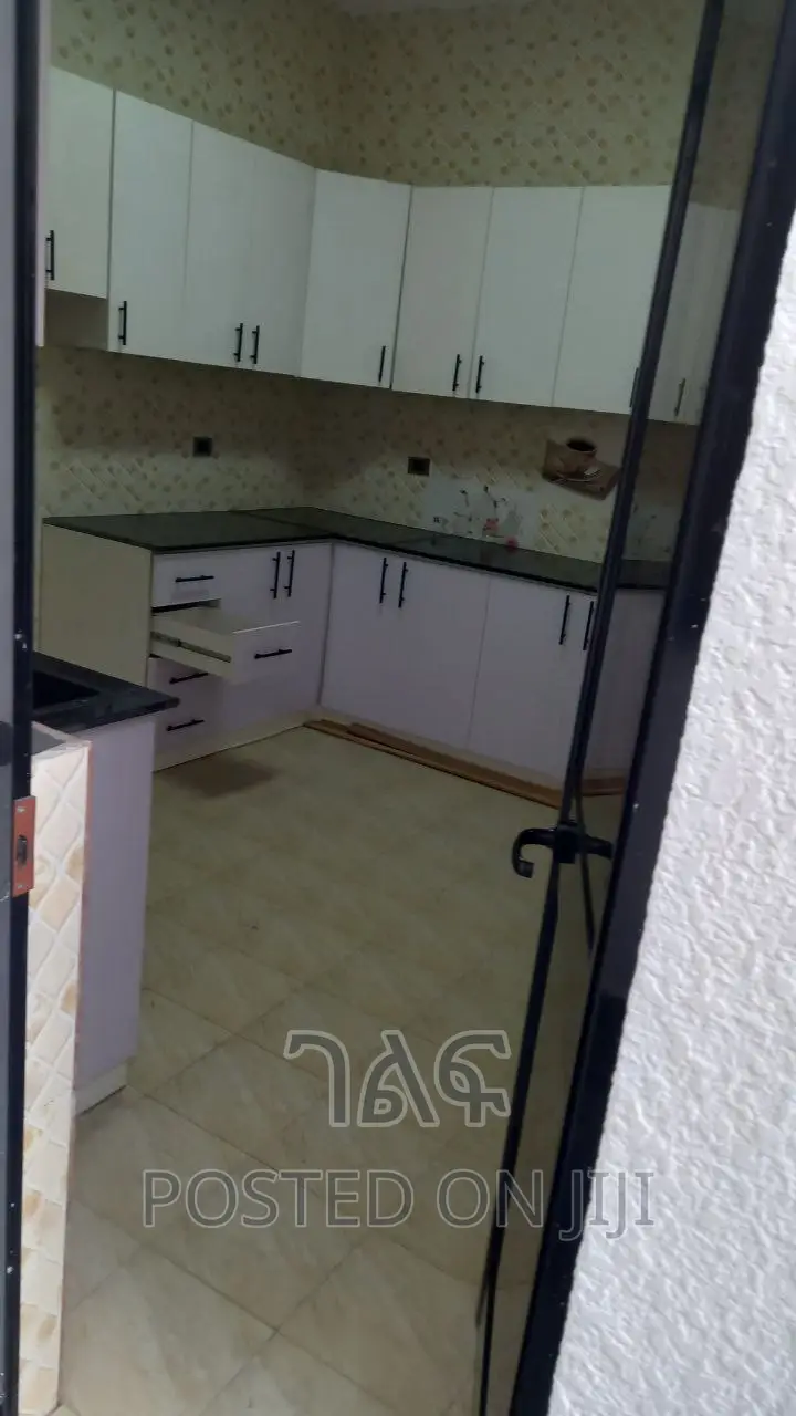 5bdrm House in 🌹ለሽያጭ የቀረበ  ጂ + 4, Bole for sale