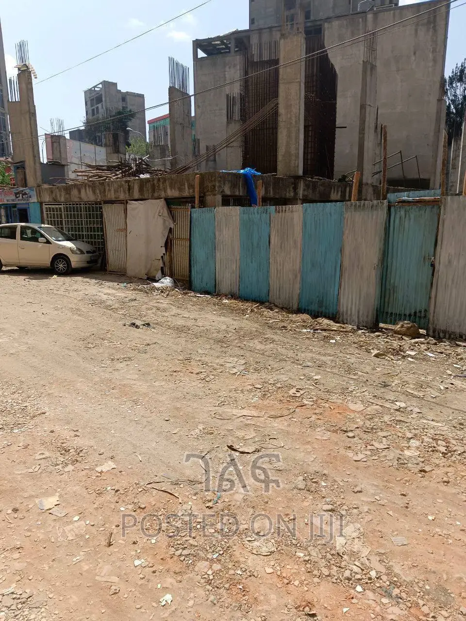 < >አስቸኳይ የሚሸጥ ምርጥ ቦታ ከአከባቢው የተለያዩ የቢዝነስ ህንፃዎች አሉት