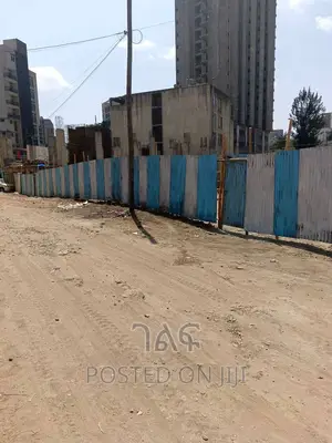 < >አስቸኳይ የሚሸጥ ምርጥ ቦታ ከአከባቢው የተለያዩ የቢዝነስ ህንፃዎች አሉት