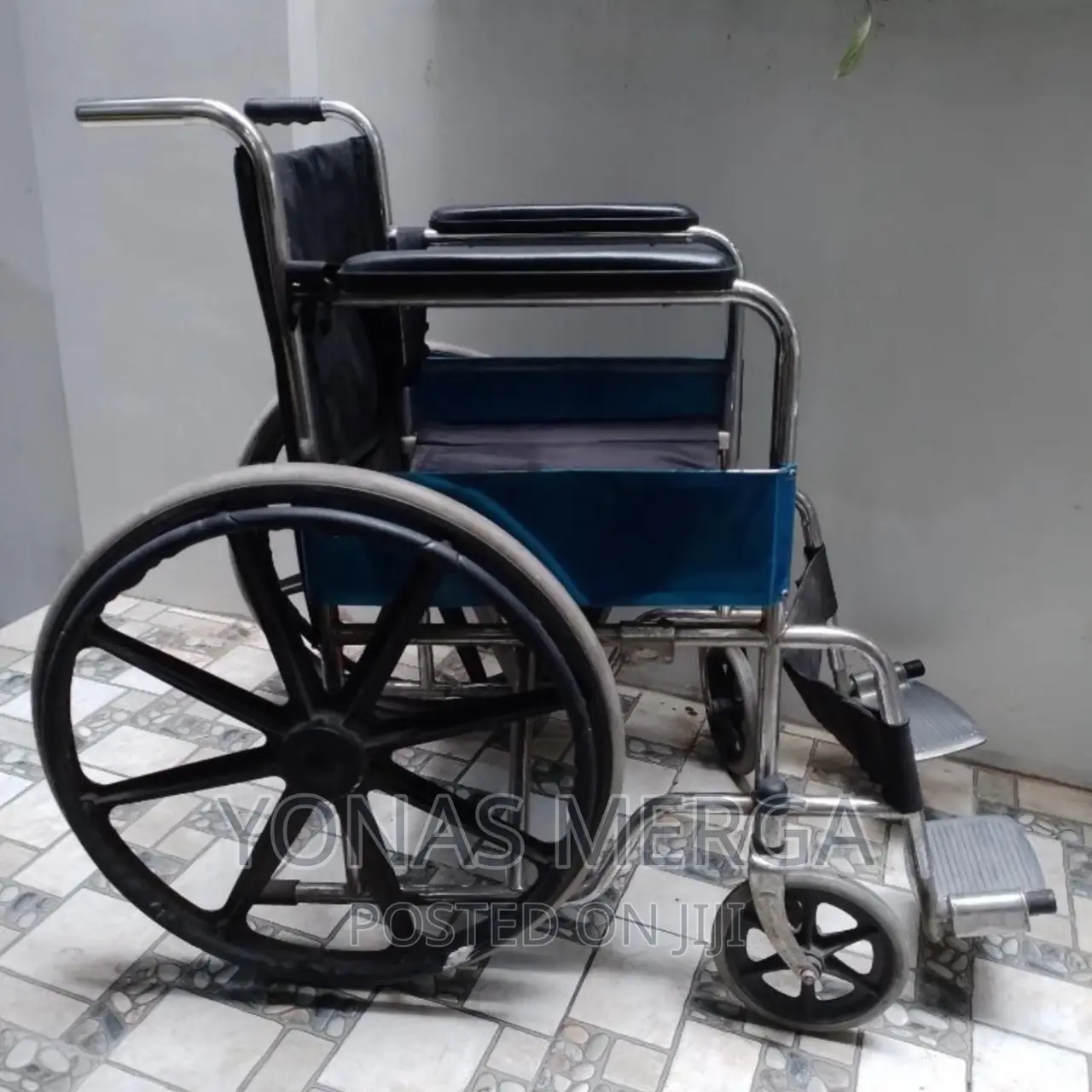Aluminium Folding Manual Wheelchair With Locking Hand Brakes