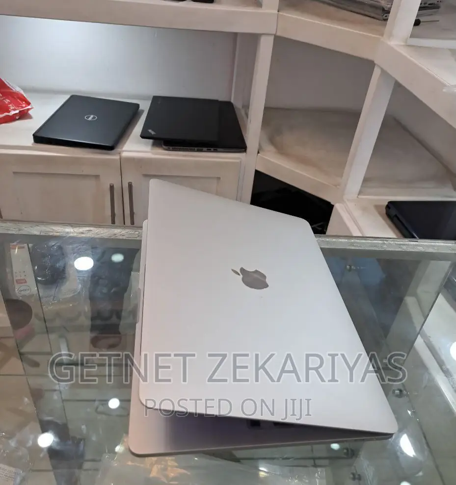 New Laptop Apple MacBook Pro 2019 8GB Intel Core I7 SSD 256GB