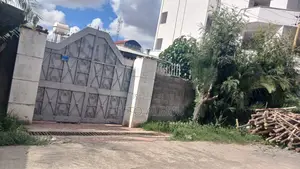የሚሸጥ ቦታ አያት ኮንፓውድ ቪላ አለው የድሮ