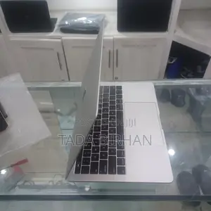 New Laptop Apple MacBook Pro 2017 8GB Intel Core i5 SSD 256GB