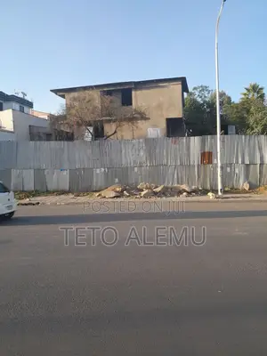 የሚሸጥ ዋና አስፓልት የያዘ ቦታ አያት