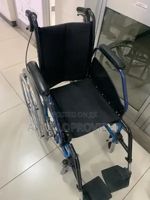 Medwarm Aluminum Manual Wheelchair .