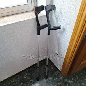 Adult Crutches: The Crutches Base Is Made of Sturdy Rubber