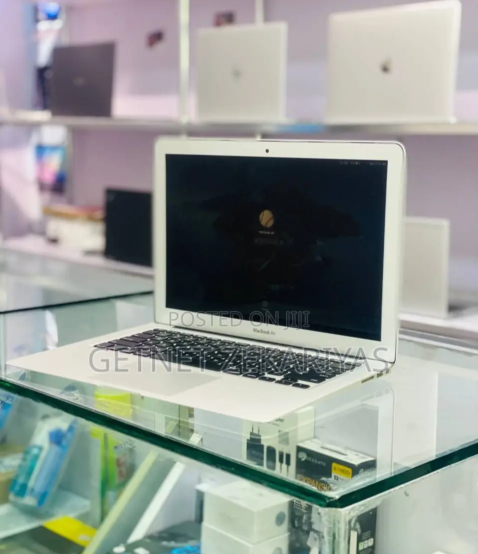 New Laptop Apple MacBook Pro 2017 8GB SSD 256GB