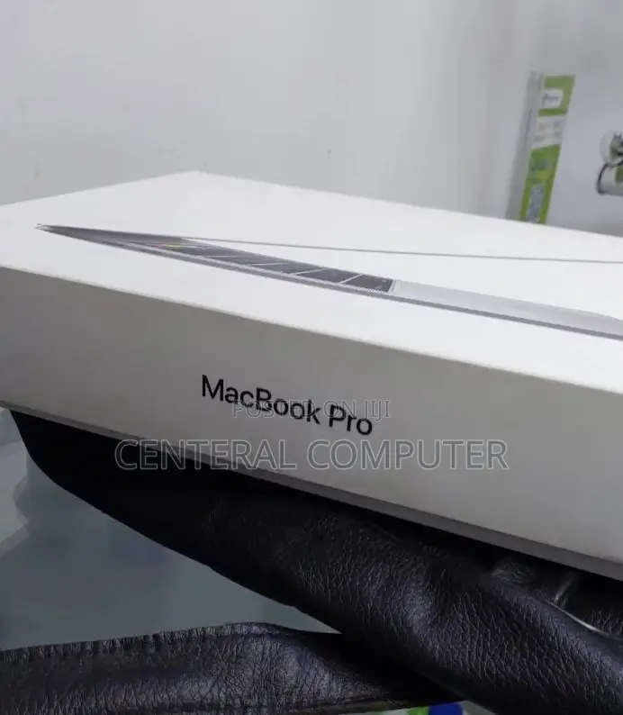 New Laptop Apple MacBook Pro 2017 8GB Intel Core I7 SSD 256GB
