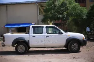 Nissan Pick-Up 2005 White