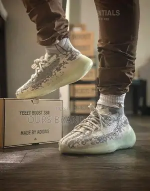 High Master Quality Luxurious Adidas Yezzy Casual Wear Shoe