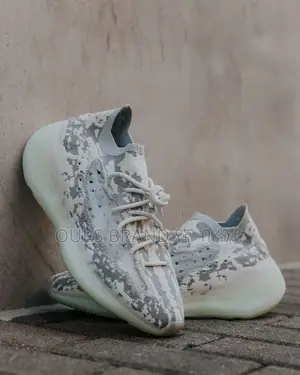 High Master Quality Luxurious Adidas Yezzy Casual Wear Shoe