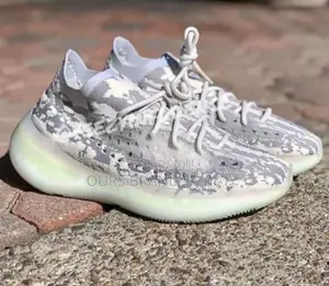 High Master Quality Luxurious Adidas Yezzy Casual Wear Shoe