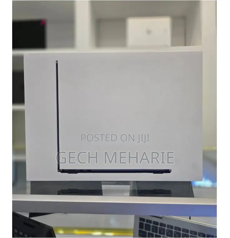 New Laptop Apple MacBook Air 2022 M2 16GB SSD 256GB