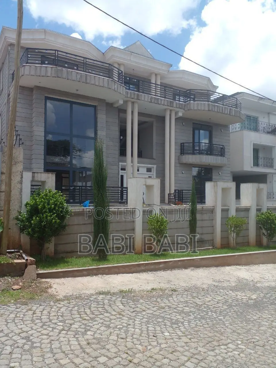7bdrm House in Ayat Compound, Yeka for sale