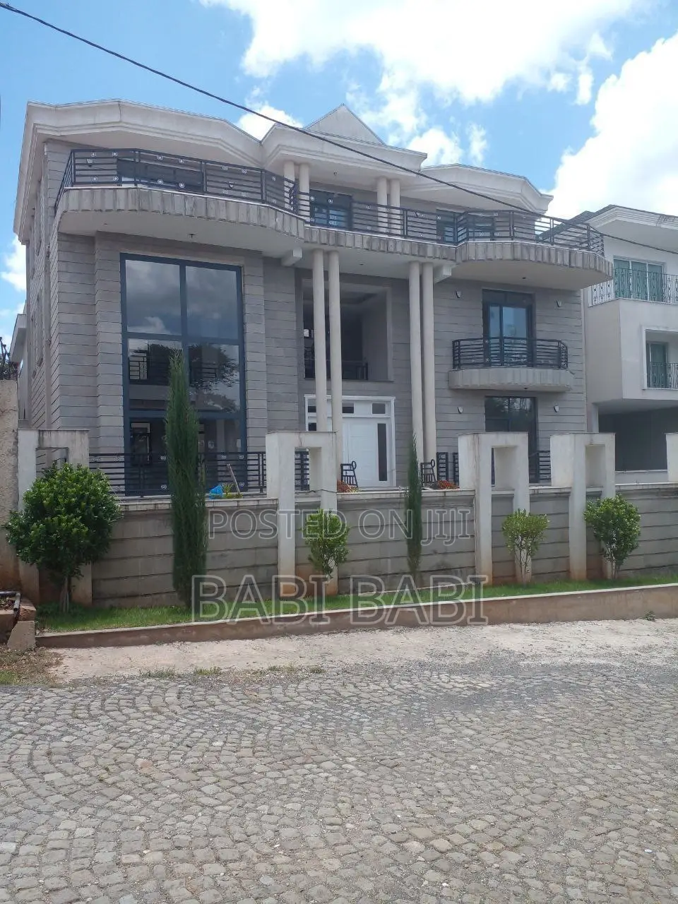 7bdrm House in Ayat Compound, Yeka for sale