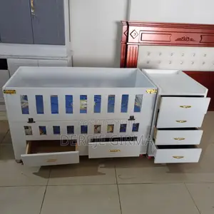 የልጅ አልጋ ከነፍራሹ