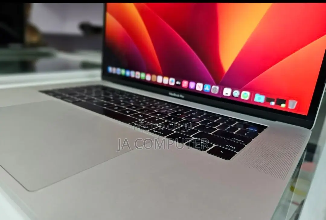 New Laptop Apple MacBook Pro 2017 16GB Intel Core I7 SSD 512GB