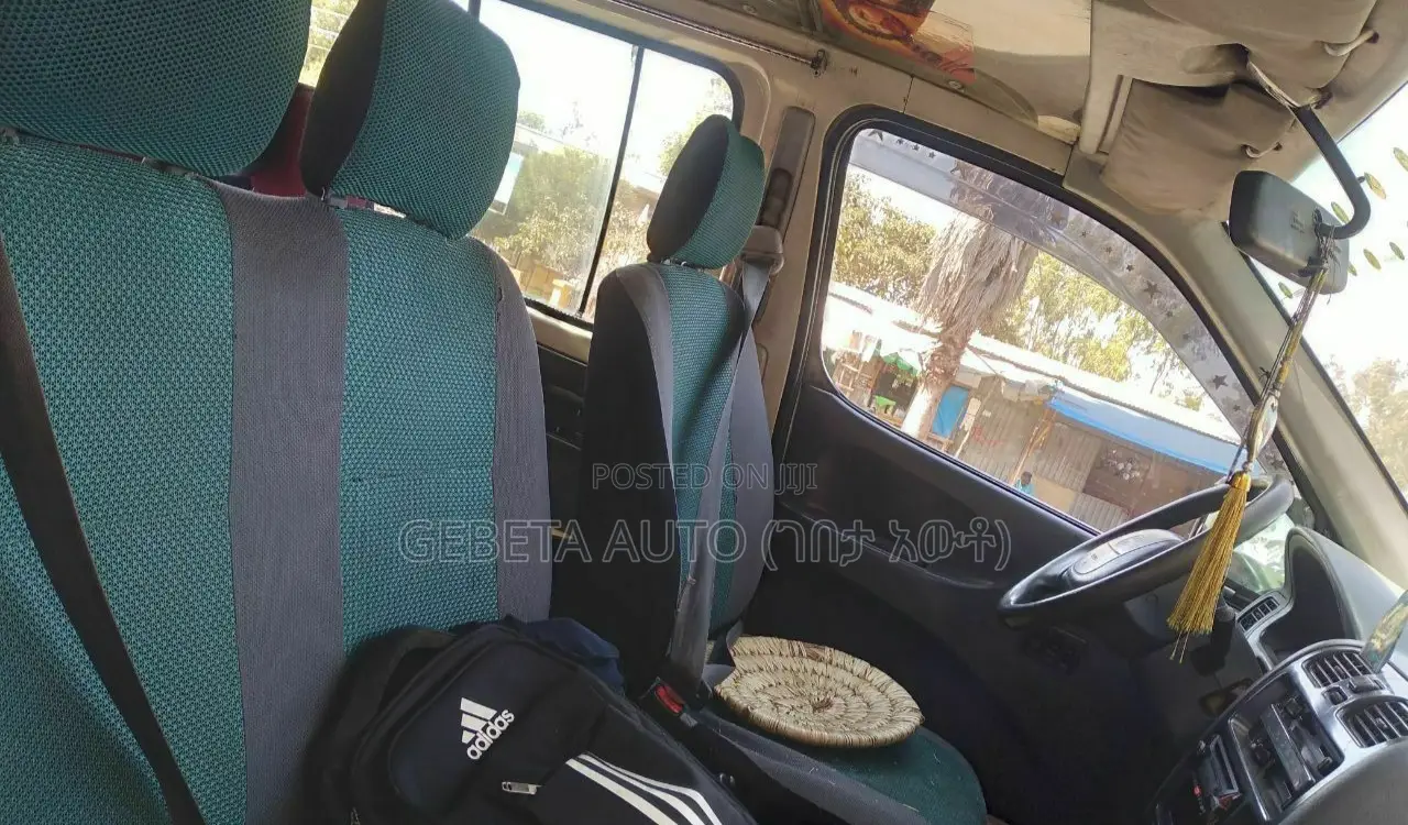 Toyota HiAce 2001 White