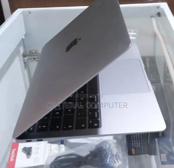 New Laptop Apple MacBook 8GB Intel Core i7 SSD 256GB