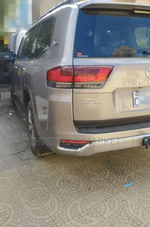 Toyota Land Cruiser 2023 Gold