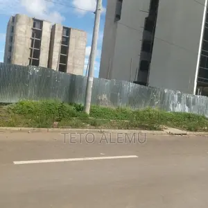 የሚሸጥ ቦታ ሰሚት ፍየል ቤት አካባቢ ዋና አስፓልት ላይ
