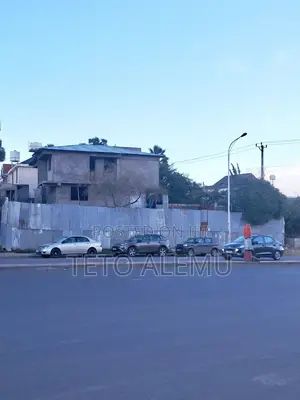 የሚሸጥ ቤት አያት ዋና አስፓልት ላይ ያለ