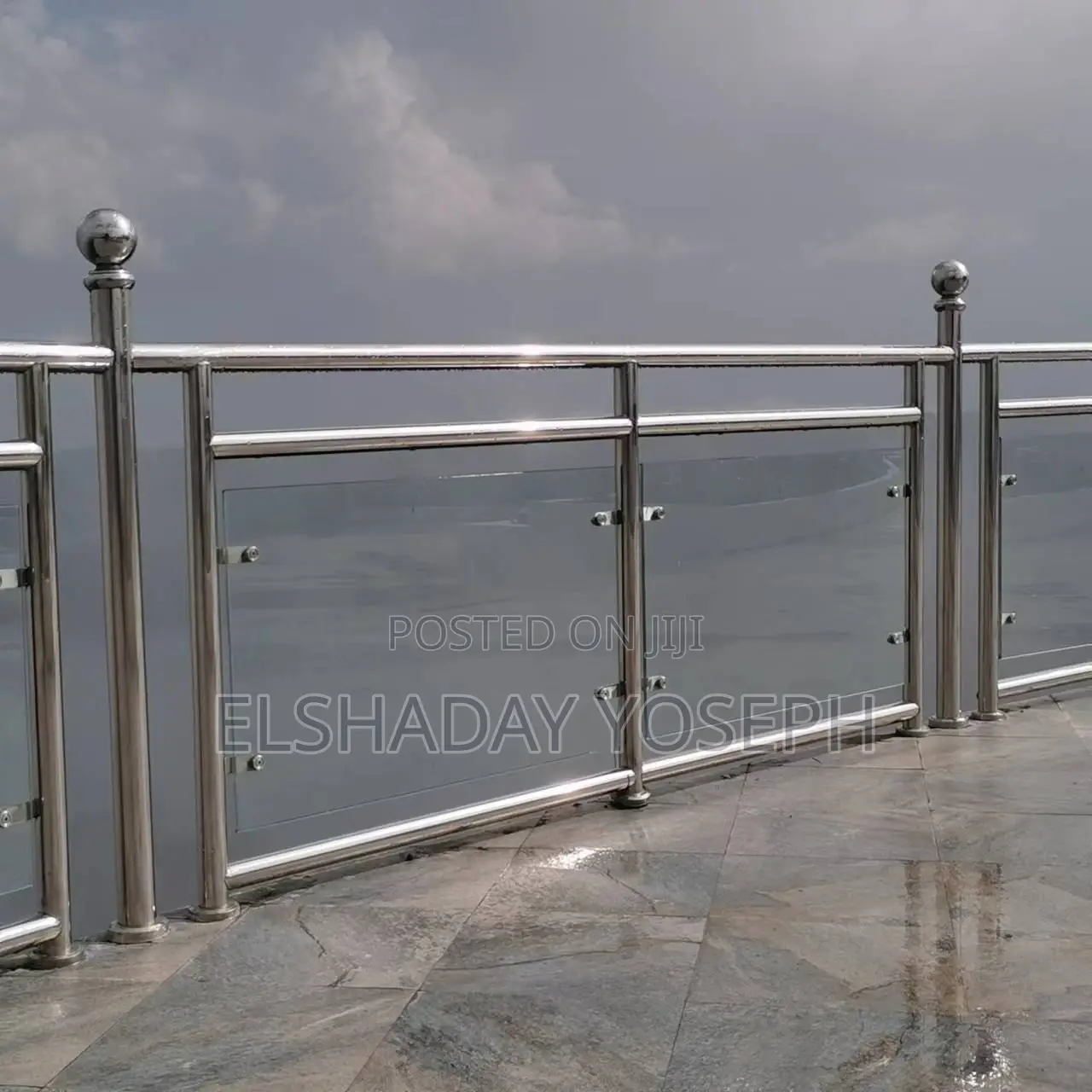 Handrail With Tempered Glass