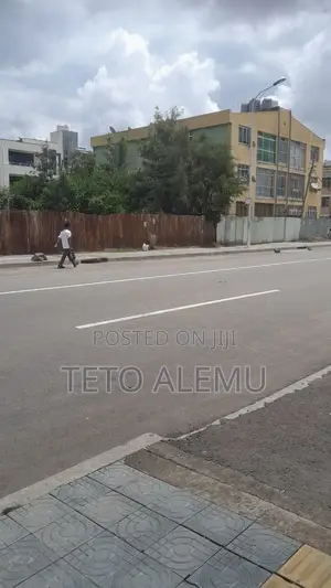 የሚሸጥ ቦታ ሰሚት ፍየል ቤት ዋና አስፓልት