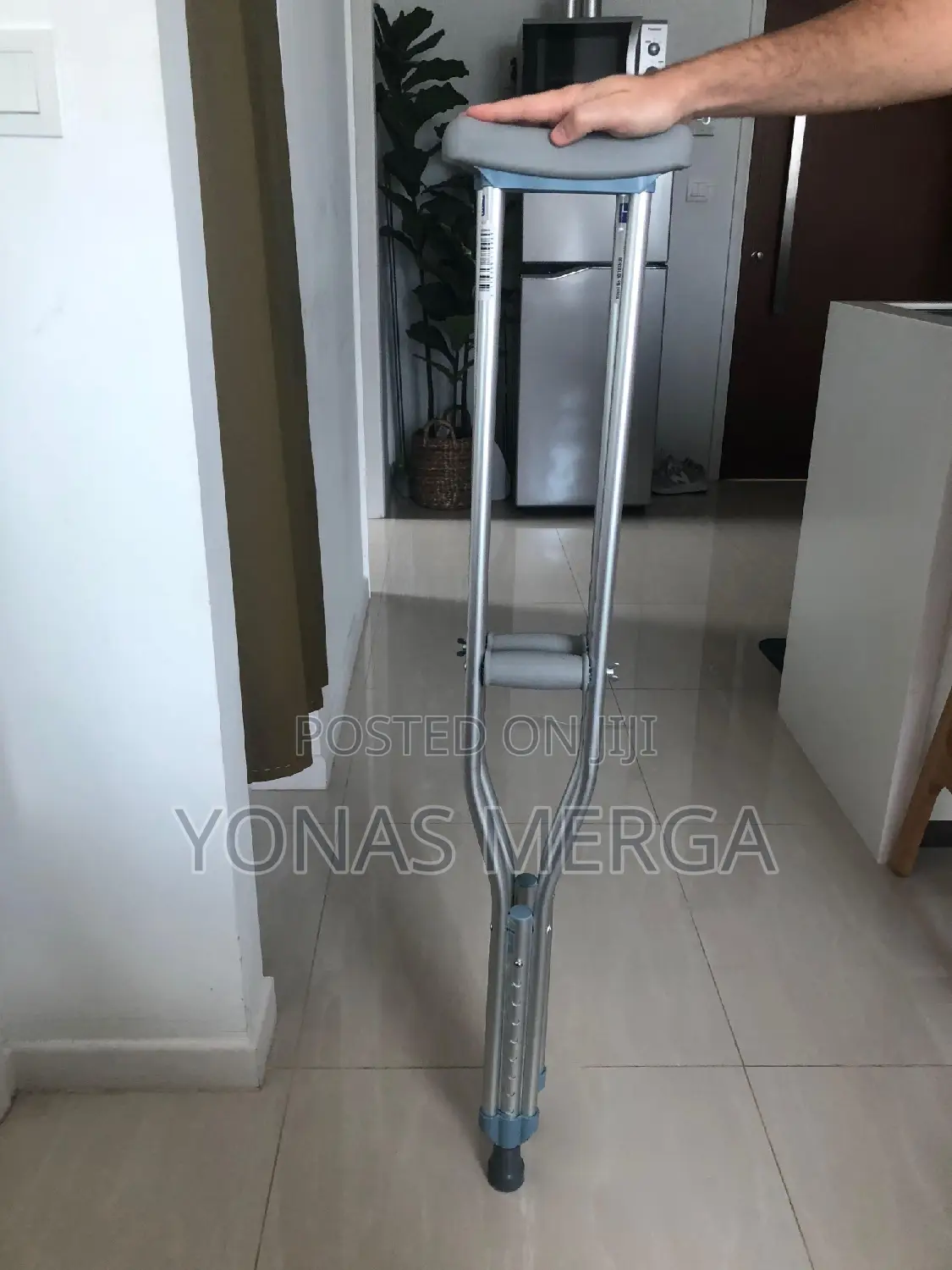 Crutches(For Adults)A Pair of Adult Crutches With Adjustable