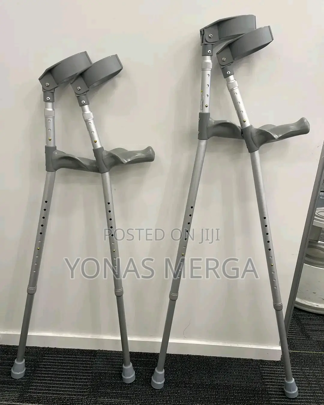 Crutches場場kranch堝injured in Need of a Pair of Crutches/ክራንች