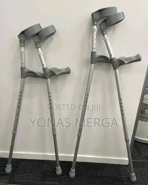 Crutches場場kranch堝injured in Need of a Pair of Crutches/ክራንች